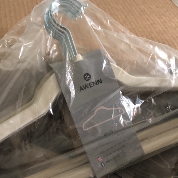 NEW Lot of 10x Velvet Clothes Hangers, Non-Slip, Swivel Hook, Multiple Colors! - Picture 10 of 10